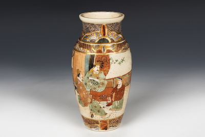 Japon 1930'lar Satsuma Stili figürlerle dekorlu seramik vazo 18cm