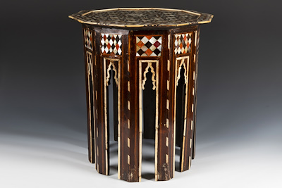 Yuzdagi sekin harakatdagi stul