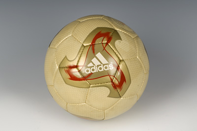 Adidas marka lisanslı FIFA 2002 Dünya Kupası resmi futbol topu