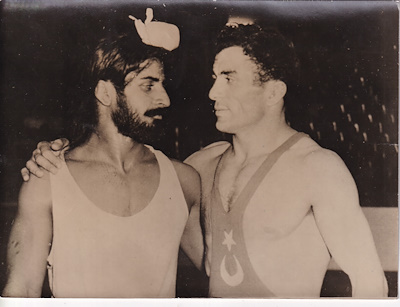 Celal Atik'in antrenörlük yaparken genç güreşçilere eğitim verdiği fotoğraf