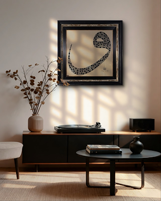 Vav Harfi İçinde 3 Farklı Vav Karalama Çerçeveli imzalı tablo — Hat, 85.5×85.5 cm, 29.000 TL müzayede satışı