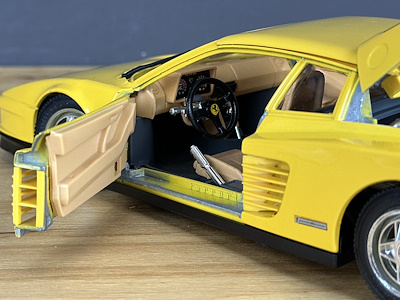 Burago Ferrari Testarossa (1984) – 1/18 Ölçekli Metal Model, Retro