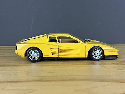 Burago Ferrari Testarossa (1984) – 1/18 Ölçekli Metal Model, Retro