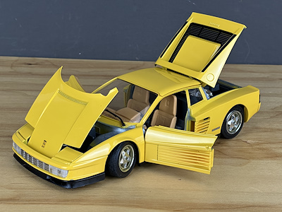 Burago Ferrari Testarossa (1984) – 1/18 Ölçekli Metal Model, Retro