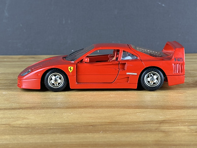 Burago Ferrari F40 (1987) – İtalyan Efsanesinin 1/24 Ölçekli