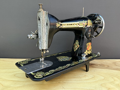 Philips 1930 Antika Dikiş Makinası – Art Deco Zarafeti ve