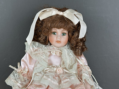 Leonardo Collection Damgalı Vintage Porselen Bebek – Nadir