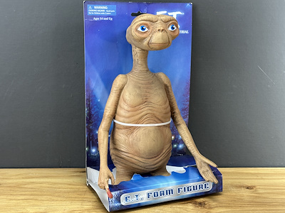 Eve Dönüş Macerası: NECA İmzalı E.T. The Extra-Terrestrial Figürü