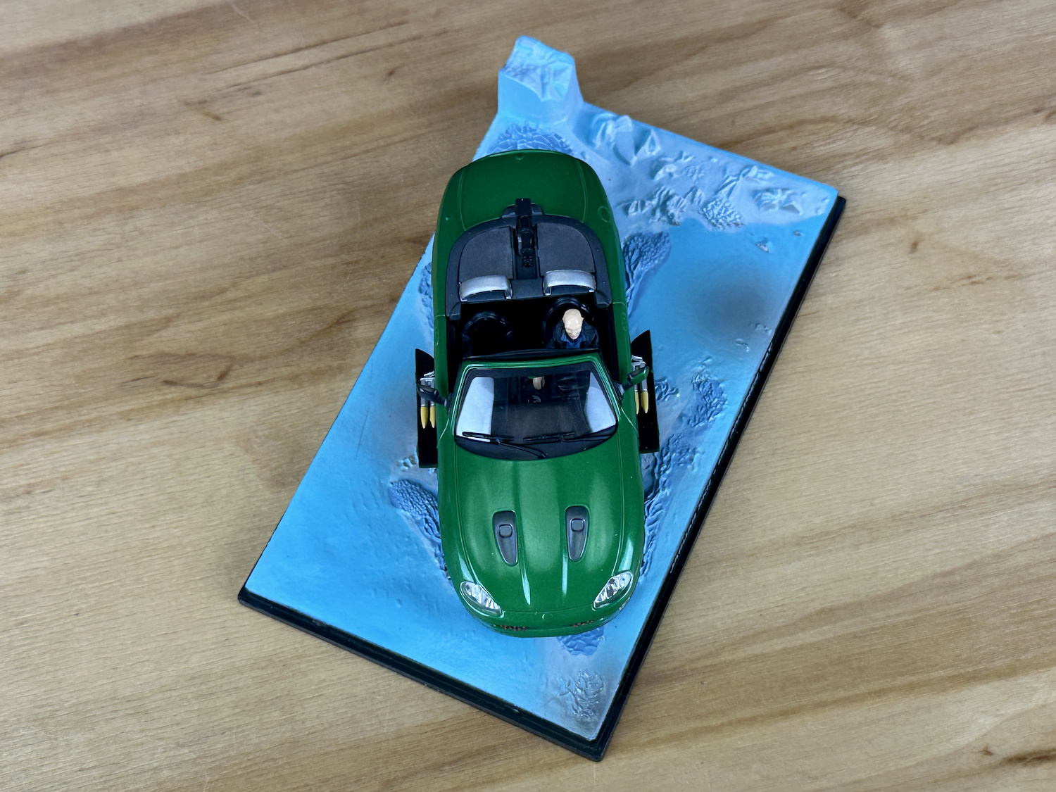 GE Fabbri James Bond - Die Another Day Filminden Zao'nun Jaguar