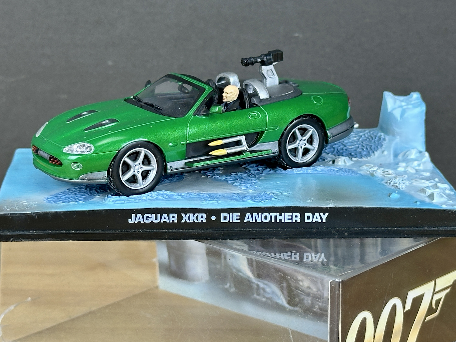 GE Fabbri James Bond - Die Another Day Filminden Zao'nun Jaguar