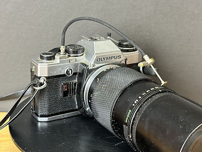 Olympus OM-10 – Zuiko Auto‑T 200mm Tele objektifli, Kablo