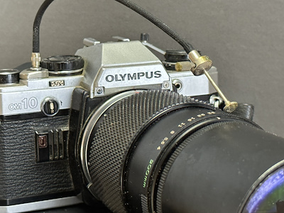 Olympus OM-10 – Zuiko Auto‑T 200mm Tele objektifli, Kablo