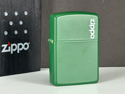 Yeşilin En Canlı Tonu: Kutusunda Sıfır Zippo Klasik Çakmak