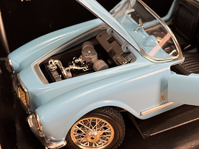 İtalyan Bburago İmzalı Lancia Aurelia B24 Spider (1955) - 1/18
