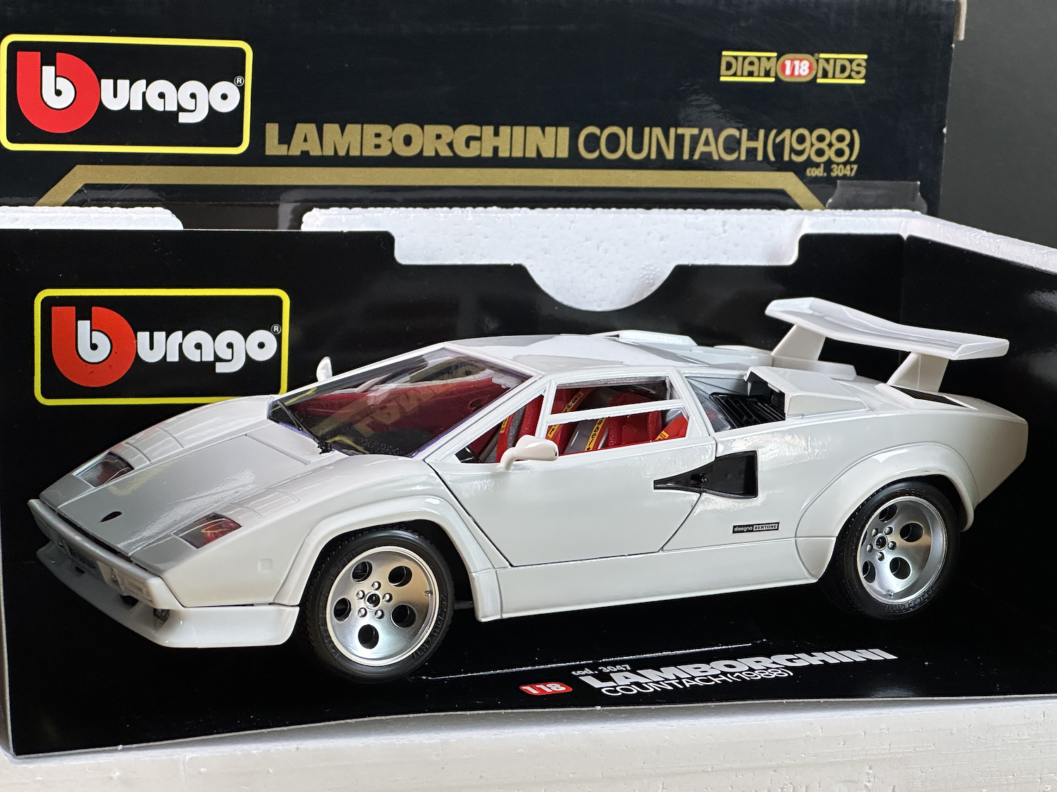 ブラーゴ製 Lamborghini Countach (1988) 1/18 Lamborghini Countach (1988) - Bburago Diamonds Serisi İtalyan