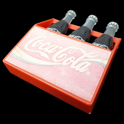Coca-Cola Mini Şişe ve Magnet Seti – 1995-Malzeme ve Teknik: Sert