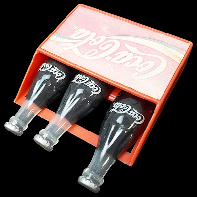 Coca-Cola Mini Şişe ve Magnet Seti – 1995-Malzeme ve Teknik: Sert