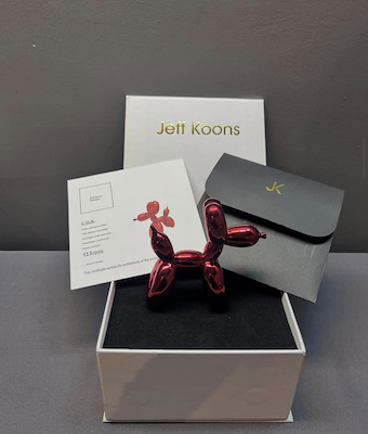 Jeff Koons Kırmızı imzalı tablo — 10×4 cm, 14.000 TL müzayede satışı